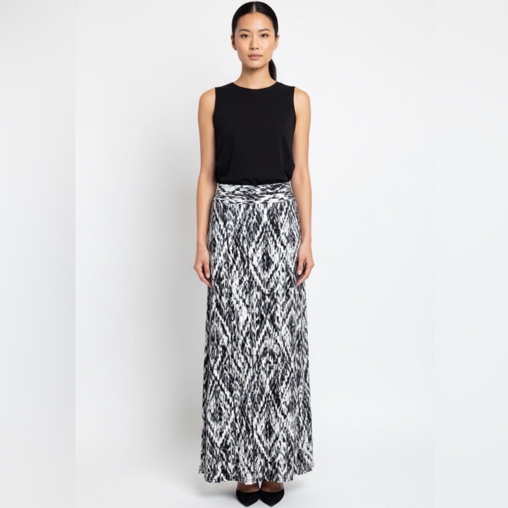 Black and white maxi skirt Sz XL. Slits on‎ sides